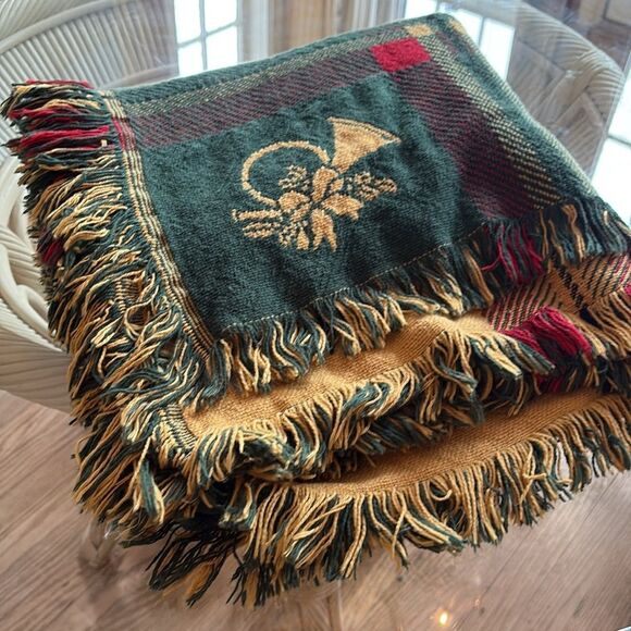 Festive Green and Gold Holiday Throw - Picture 6 of 6